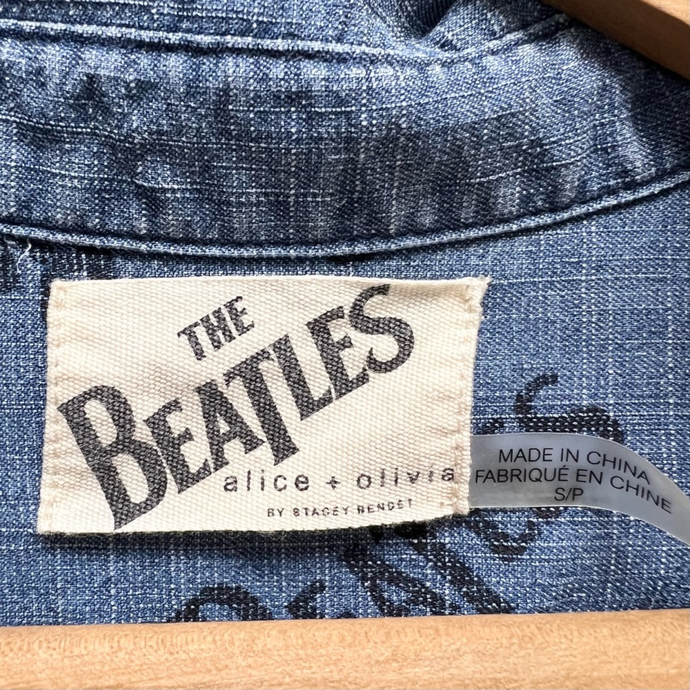 Alice & Olivia The Beatles “I Want To Hold Your Hand”Button Down Shirt - Picture 5 of 10